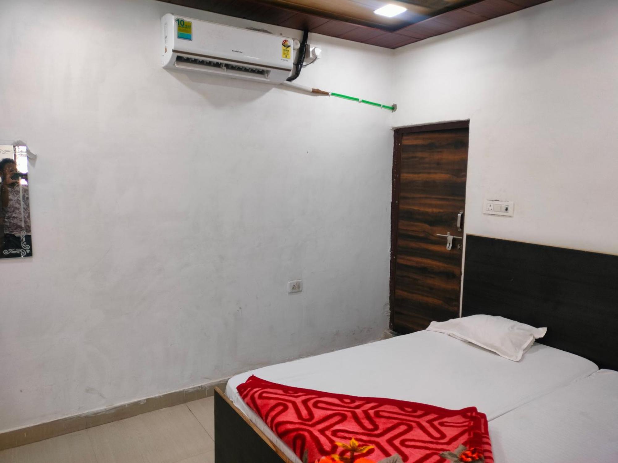 Hotel R G Sewa Sadan à Mathura Extérieur photo